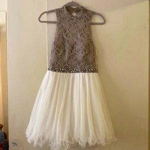 Vestido Beige con Tul y randa. Forrado, ideal para teenagers de 13-15 años